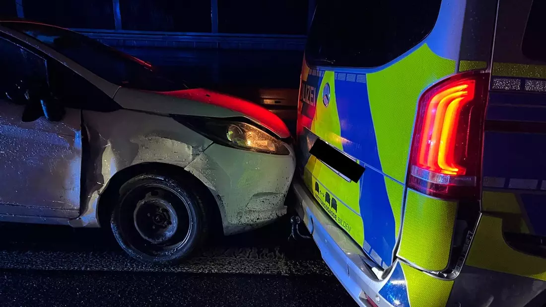POL-GM: Nach Unfall geflüchtet - Unfallfahrer kollidiert auf der Autobahn mit Streifenwagen - Bild: presseportal.de