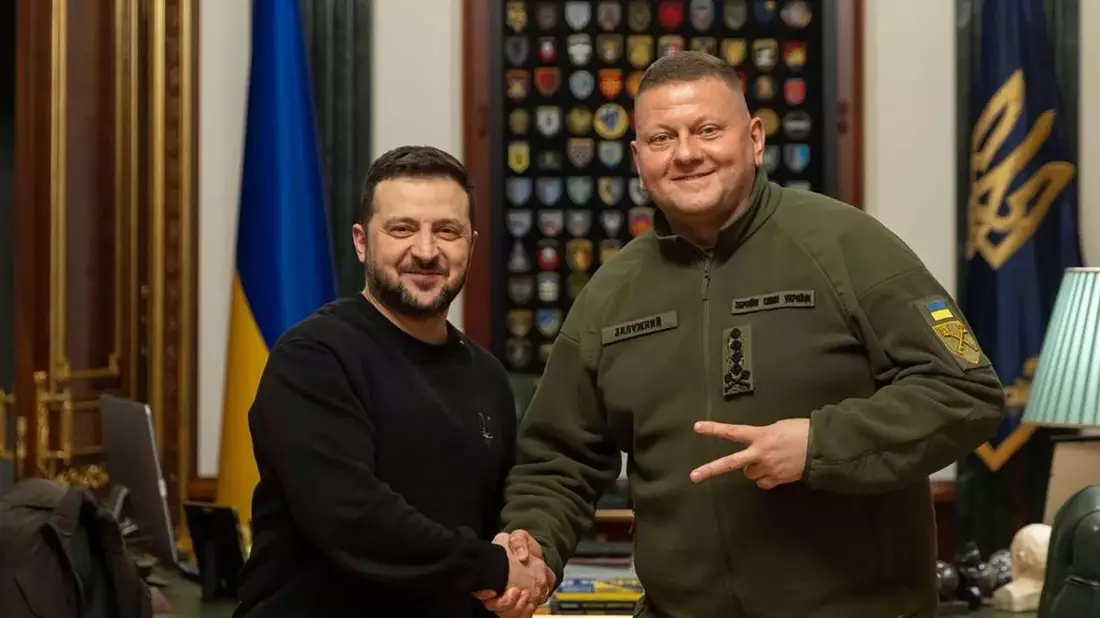 Der Oberbefehlshaber der ukrainischen Streitkräfte, Walerij Saluschnyj (r), ist von seinem Posten entbunden worden. - Bild: Uncredited/Ukrainian Presidential Press Office/AP/dpa