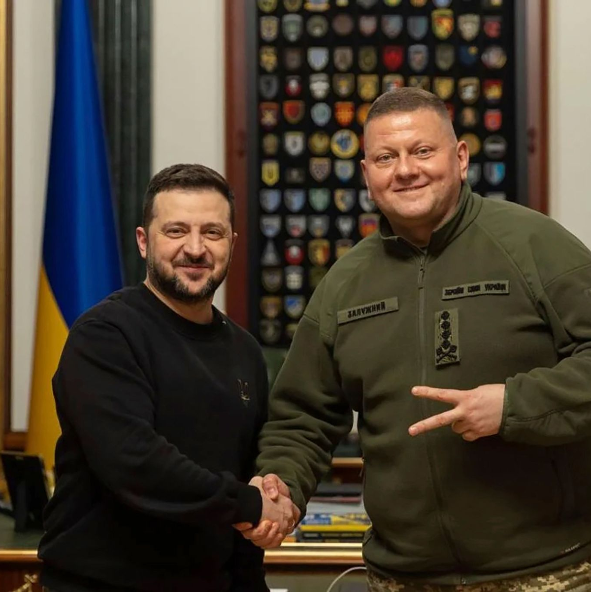 Der Oberbefehlshaber der ukrainischen Streitkräfte, Walerij Saluschnyj (r), ist von seinem Posten entbunden worden. - Foto: Uncredited/Ukrainian Presidential Press Office/AP/dpa