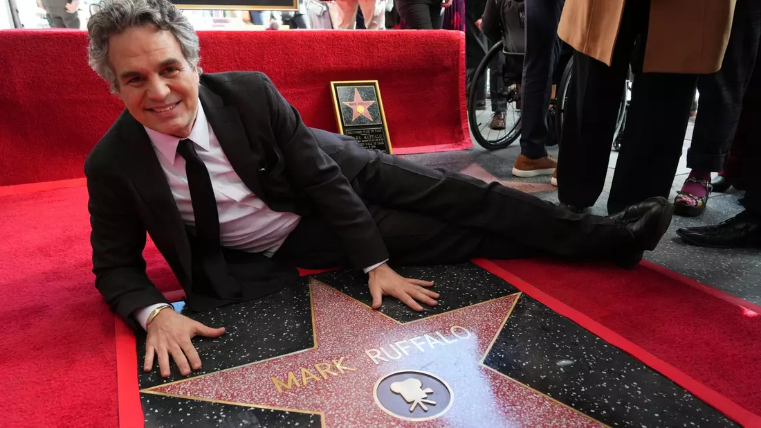 Schauspieler Mark Ruffalo wurde mit einer Sternenplakette geehrt. - Bild: Jordan Strauss/Invision/AP/dpa