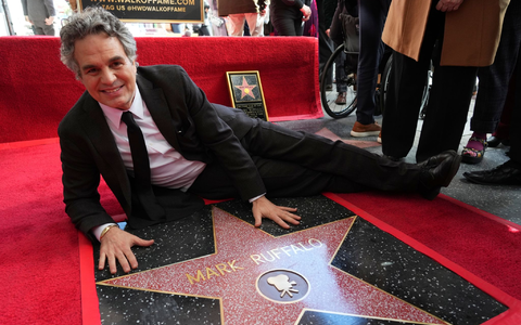 Schauspieler Mark Ruffalo wurde mit einer Sternenplakette geehrt. - Foto: Jordan Strauss/Invision/AP/dpa