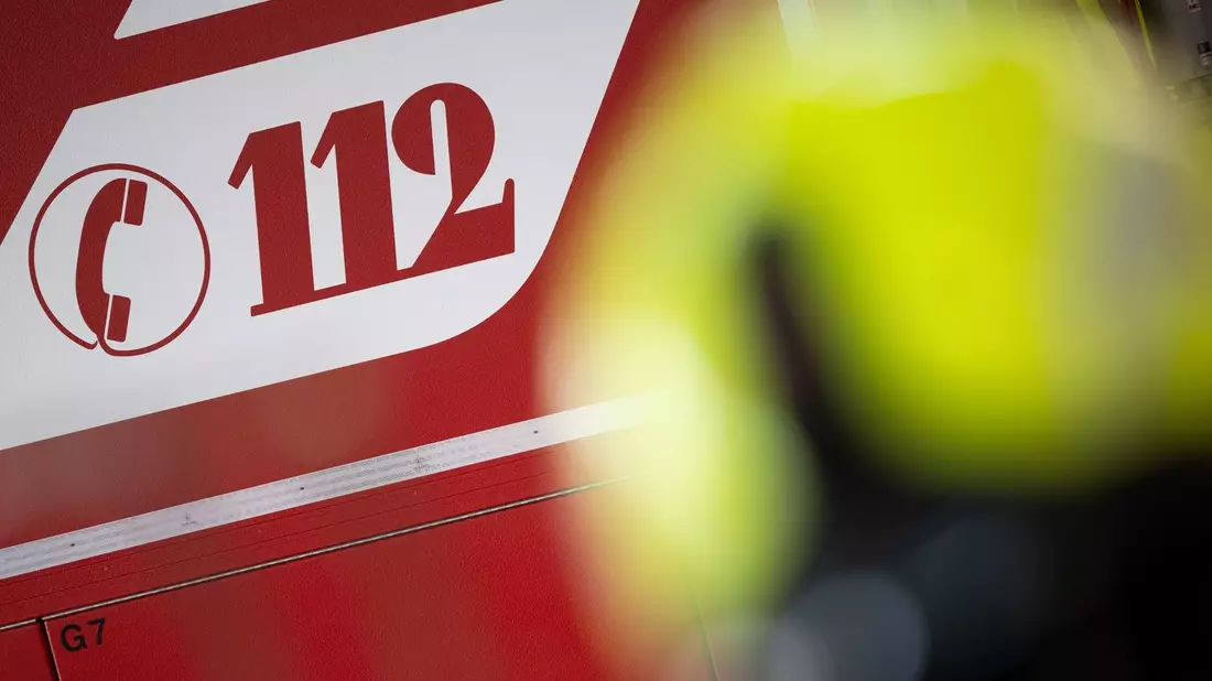 Wenn die «112» gewählt wird, sucht das Handy automatisch das stärkste verfügbare Netz. - Bild: Sebastian Gollnow/dpa