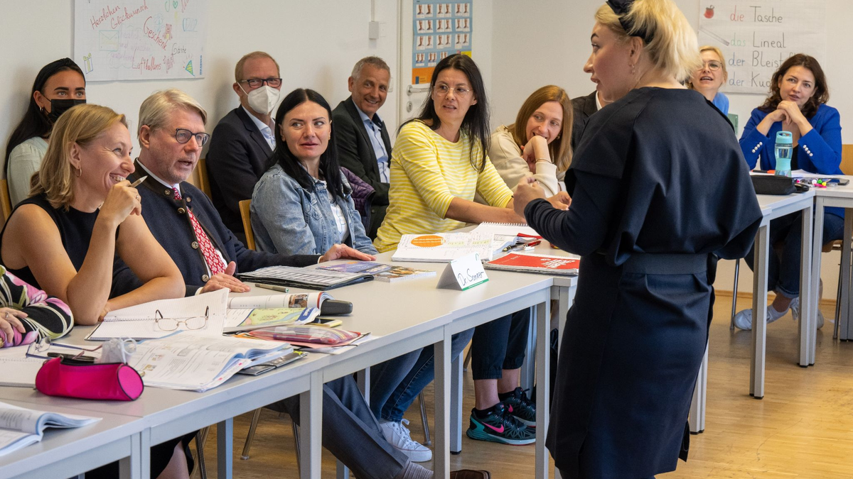 Hans-Eckhard Sommer (2.v.l.), Präsident des Bundesamts für Migration und Flüchtlinge, nimmt an einem Deutschkurs teil. Bei einem allgemeinen Integrationskurs gibt es sechs Sprachkursabschnitte und einen Orientierungsteil. - Foto: Peter Kneffel/dpa