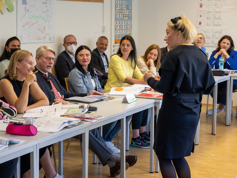 Hans-Eckhard Sommer (2.v.l.), Präsident des Bundesamts für Migration und Flüchtlinge, nimmt an einem Deutschkurs teil. Bei einem allgemeinen Integrationskurs gibt es sechs Sprachkursabschnitte und einen Orientierungsteil. - Foto: Peter Kneffel/dpa