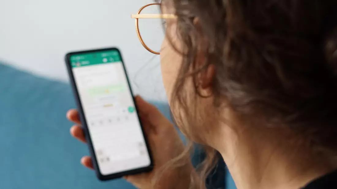 Der Messenger WhatsApp wird von Unternehmen vermehrt bei der Mitarbeitersuche und für Bewerbungen genutzt. - Bild: Weronika Peneshko/dpa