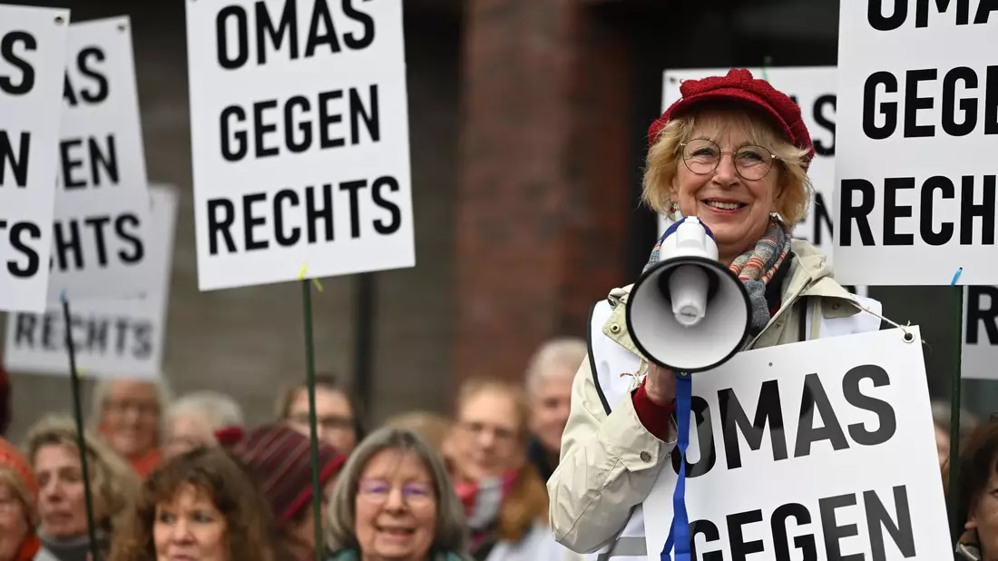 Mechthilde Schratz gehört zu den Omas gegen Rechts in Leer. - Bild: Lars Penning/dpa