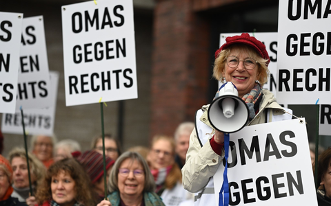 Mechthilde Schratz gehört zu den Omas gegen Rechts in Leer. - Foto: Lars Penning/dpa