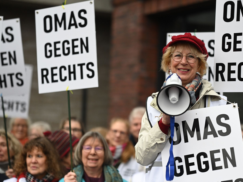 Mechthilde Schratz gehört zu den Omas gegen Rechts in Leer. - Foto: Lars Penning/dpa