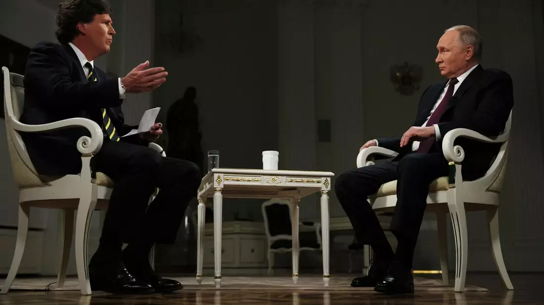 Das 127 Minuten lange Interview mit Wladimir Putin (r) erschien auf Tucker Carlsons (l) Website und der Plattform X, vormals Twitter. - Bild: Gavriil Grigorov/Pool Sputnik Kremlin/AP/dpa