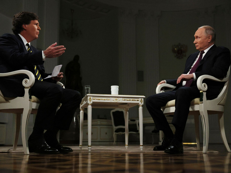 Das 127 Minuten lange Interview mit Wladimir Putin (r) erschien auf Tucker Carlsons (l) Website und der Plattform X, vormals Twitter. - Foto: Gavriil Grigorov/Pool Sputnik Kremlin/AP/dpa