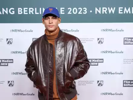 Schauspieler Emilio Sakraya hatte geheim gehalten, dass er einen Sohn hat (Archivbild). - Foto: Jörg Carstensen/dpa