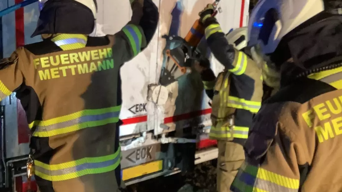 FW Mettmann: Schwerer LKW-Unfall auf der BAB 3 / Drei Personen verletzt - Bild: presseportal.de