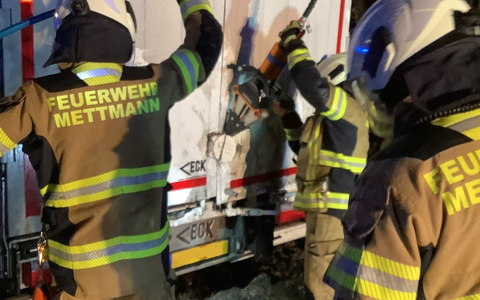 FW Mettmann: Schwerer LKW-Unfall auf der BAB 3 / Drei Personen verletzt - Foto: presseportal.de