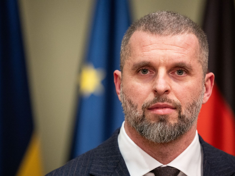 Matwij Bidny, Sportminister der Ukraine, spricht in einem Interview in der ukrainischen Botschaft in Berlin. - Foto: Hannes P. Albert/dpa