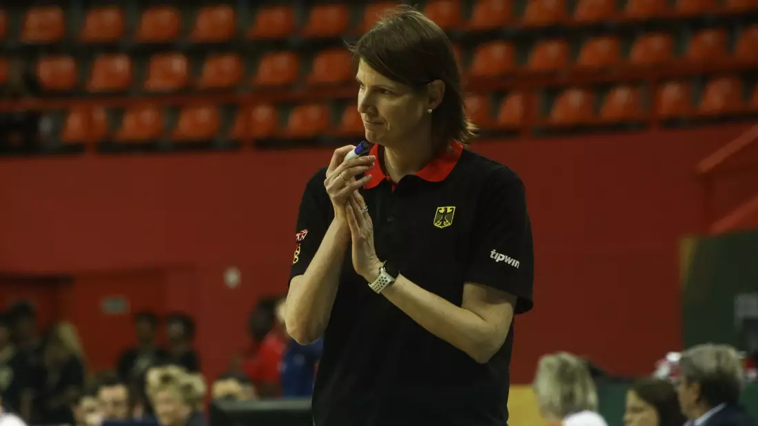 Die Bundestrainerin der deutschen Basketballerinnen: Lisa Thomaidis. - Bild: Marx Vasconcelos/dpa