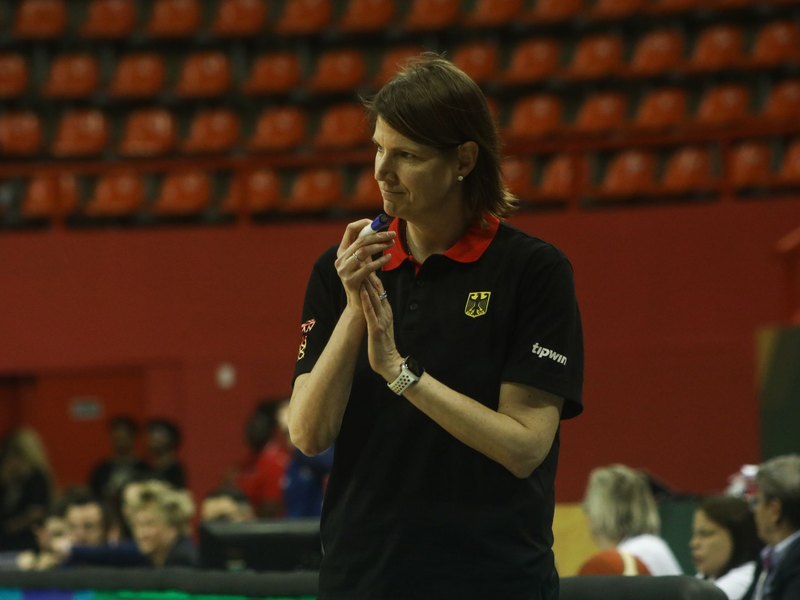 Die Bundestrainerin der deutschen Basketballerinnen: Lisa Thomaidis. - Foto: Marx Vasconcelos/dpa