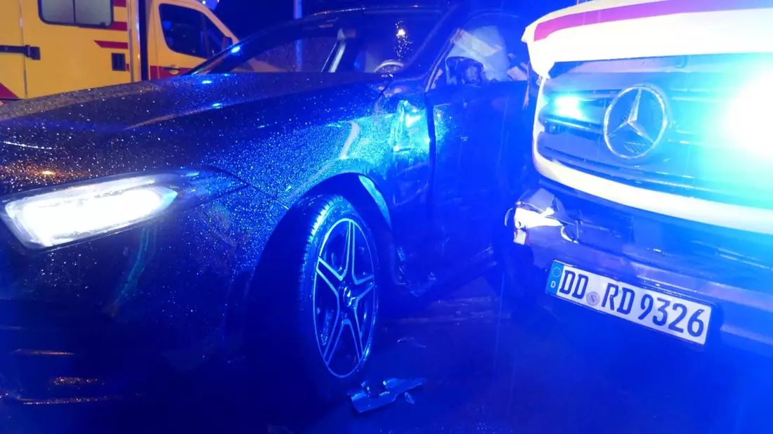FW Dresden: PKW kollidiert mit RTW auf Einsatzfahrt - Bild: presseportal.de