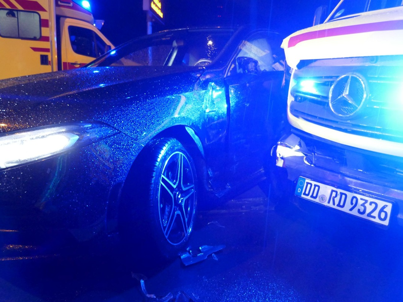 FW Dresden: PKW kollidiert mit RTW auf Einsatzfahrt - Foto: presseportal.de