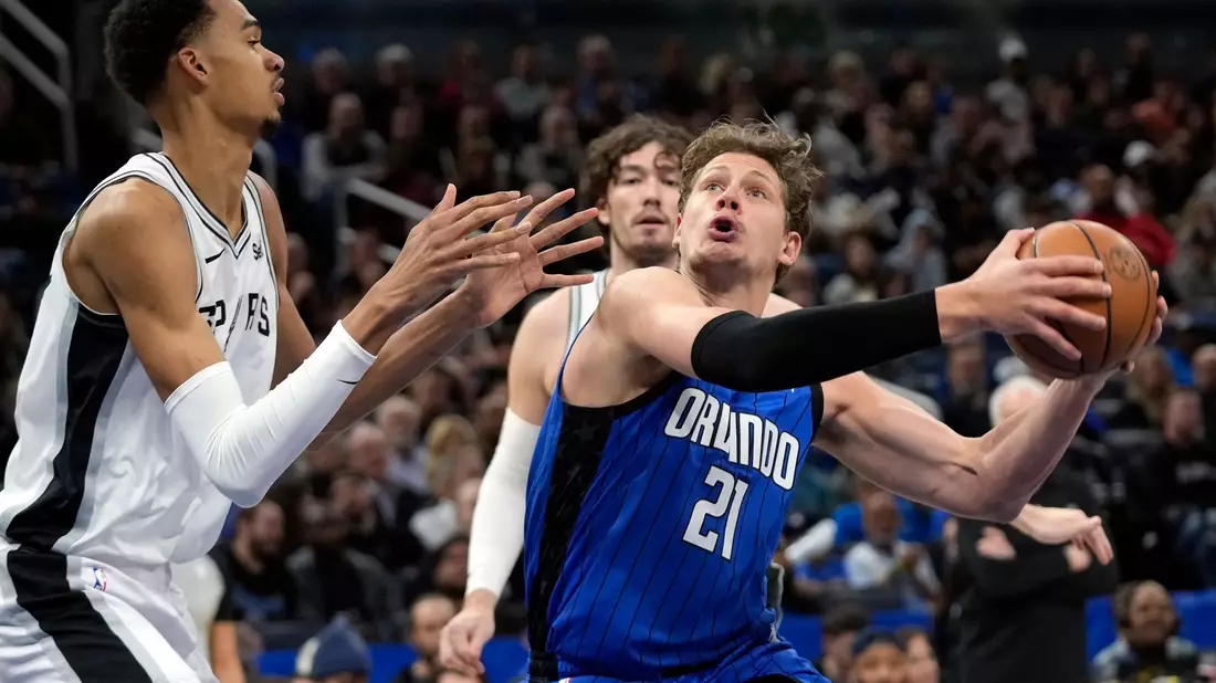 Orlandos Center Moritz Wagner (21) zieht gegen Spurs Center Victor Wembanyama (l) zum Korb. - Bild: John Raoux/AP