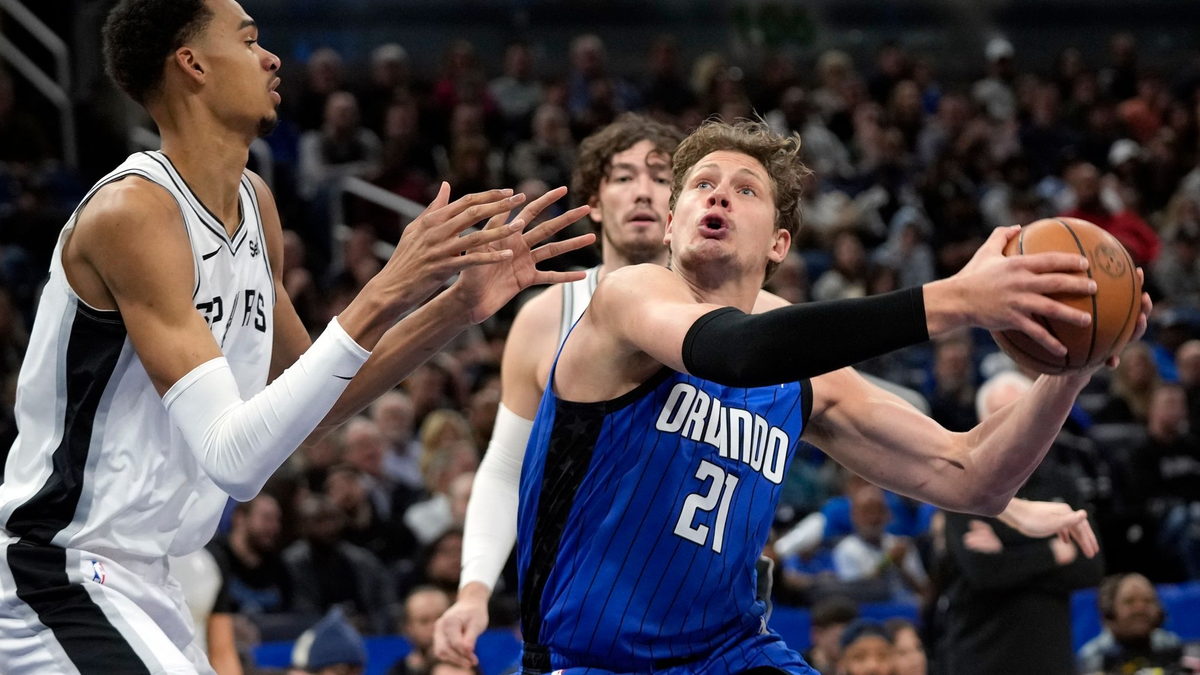 Orlandos Center Moritz Wagner (21) zieht gegen Spurs Center Victor Wembanyama (l) zum Korb. - Foto: John Raoux/AP