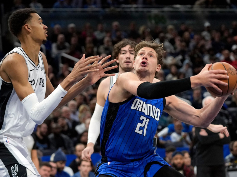 Orlandos Center Moritz Wagner (21) zieht gegen Spurs Center Victor Wembanyama (l) zum Korb. - Foto: John Raoux/AP