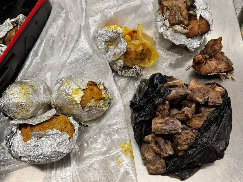 HZA-H: Zwei Koffer voller ungekühlter Lebensmittel - Zoll Hannover beschlagnahmt rund 40 kg Fleisch- und Fischprodukte - Foto: presseportal.de