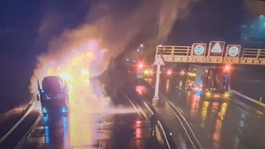 Der brennende Lastwagen auf der A71 hinter dem Rennsteigtunnel. - Bild: Polizei Thüringen/dpa