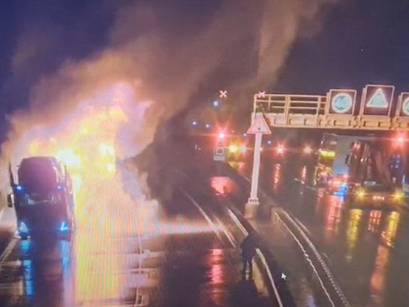 Der brennende Lastwagen auf der A71 hinter dem Rennsteigtunnel. - Foto: Polizei Thüringen/dpa