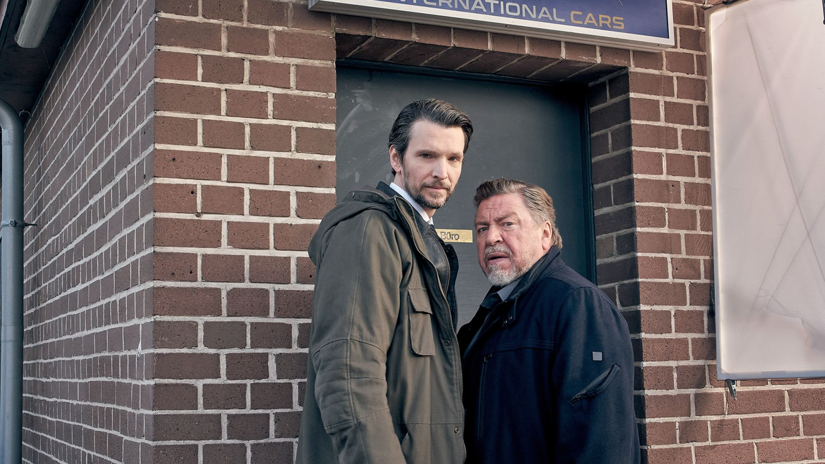 Hauptkommissar Fredo Schulz (Armin Rohde, r) mit seinem Kollegen Radu Lupescu (Sabin Tambrea) - Foto: Nik Konietzny/Arte/dpa