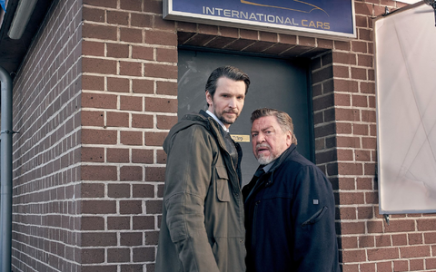 Hauptkommissar Fredo Schulz (Armin Rohde, r) mit seinem Kollegen Radu Lupescu (Sabin Tambrea) - Foto: Nik Konietzny/Arte/dpa