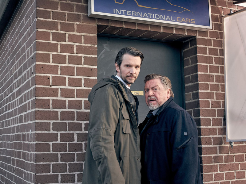 Hauptkommissar Fredo Schulz (Armin Rohde, r) mit seinem Kollegen Radu Lupescu (Sabin Tambrea) - Foto: Nik Konietzny/Arte/dpa