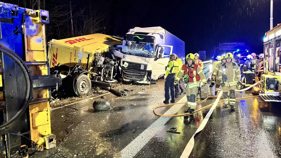 FW Ratingen: Närrischer Tag für die Jecken - Arbeitsreicher Tag für die Feuerwehr - Bild: presseportal.de