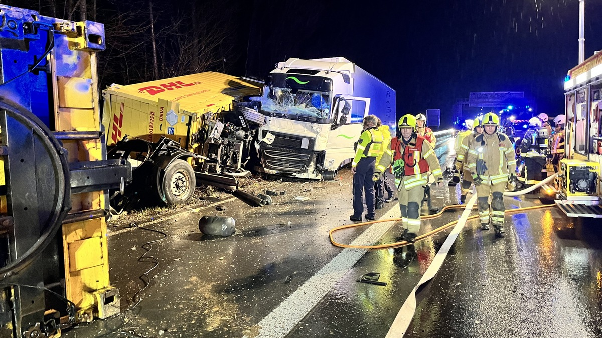 FW Ratingen: Närrischer Tag für die Jecken - Arbeitsreicher Tag für die Feuerwehr - Foto: presseportal.de