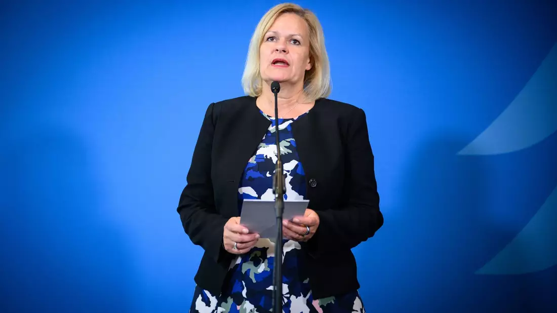 Bundesinnenministerin Nancy Faeser (SPD) findet, «dass die persönlichen und finanziellen Verbindungen in rechtsextremen Netzwerken stärker ausgeleuchtet werden müssen». - Bild: Bernd von Jutrczenka/dpa