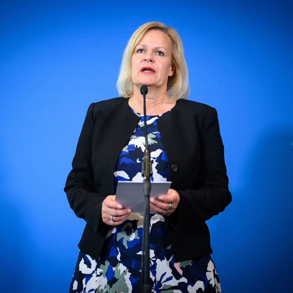 Bundesinnenministerin Nancy Faeser (SPD) findet, «dass die persönlichen und finanziellen Verbindungen in rechtsextremen Netzwerken stärker ausgeleuchtet werden müssen». - Foto: Bernd von Jutrczenka/dpa