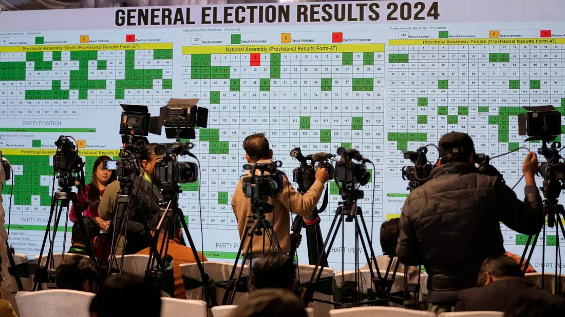 Fernsehteams beziehen Stellung: In Pakistan ist mehr als 17 Stunden nach Schließung der Wahllokale immer noch ein großer Teil der Wahlergebnisse nicht veröffentlicht worden. - Bild: Anjum Naveed/AP/dpa