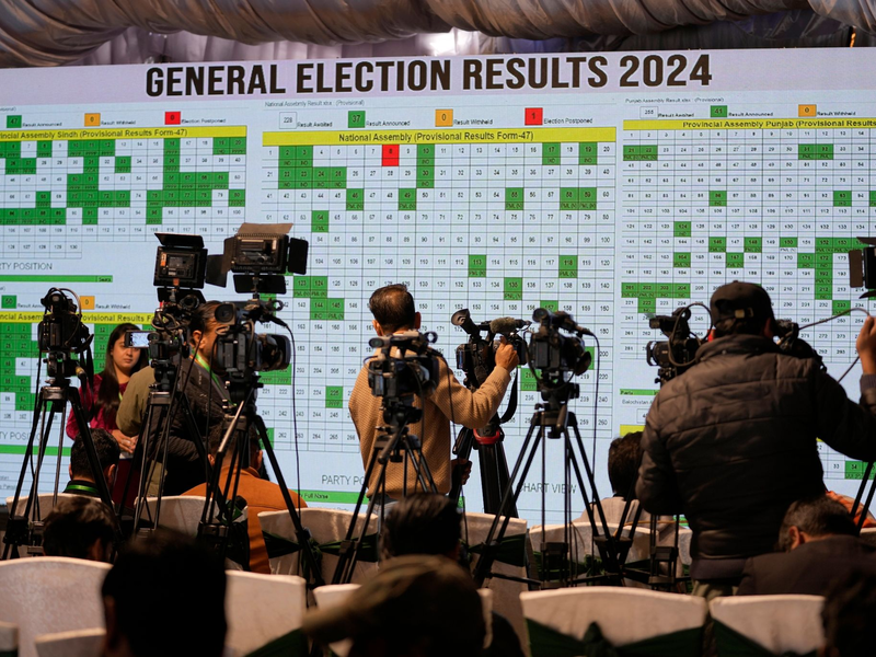 Ein Plakat mit dem Bild des inhaftierten Ex-Premiers Imran Khan in Islamabad. Pakistans Wahlen waren überschattet von Internetsperren und Manipulationsvorwürfen. - Foto: Anjum Naveed/AP/dpa