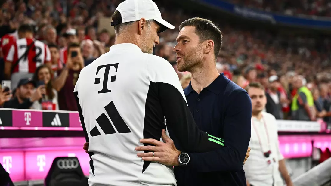 Bayerns Trainer Thomas Tuchel (l) und Leverkusens Trainer Xabi Alonso begrüßen sich vor einem Spiel. - Bild: Tom Weller/dpa