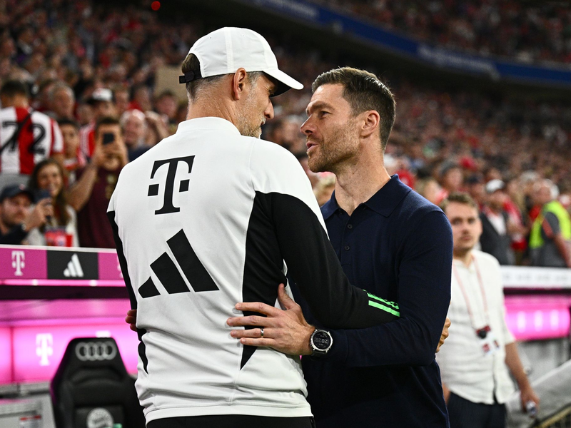 Bayerns Trainer Thomas Tuchel (l) und Leverkusens Trainer Xabi Alonso begrüßen sich vor einem Spiel. - Foto: Tom Weller/dpa