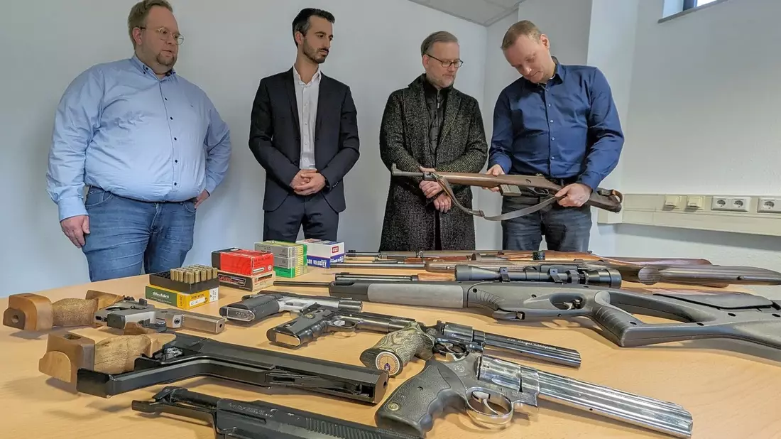 POL-MR: Kreis und Polizei stellen Waffen in Reichsbürger-Szene sicher - Behörde zieht Waffenbesitzkarten ein / 13 Schusswaffen und rund 2.500 Schuss Munition sichergestellt - Bild: presseportal.de