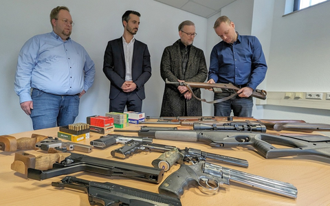 POL-MR: Kreis und Polizei stellen Waffen in Reichsbürger-Szene sicher - Behörde zieht Waffenbesitzkarten ein / 13 Schusswaffen und rund 2.500 Schuss Munition sichergestellt - Foto: presseportal.de