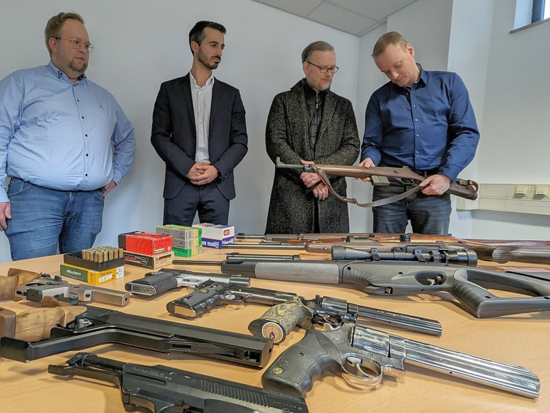 POL-MR: Kreis und Polizei stellen Waffen in Reichsbürger-Szene sicher - Behörde zieht Waffenbesitzkarten ein / 13 Schusswaffen und rund 2.500 Schuss Munition sichergestellt - Foto: presseportal.de