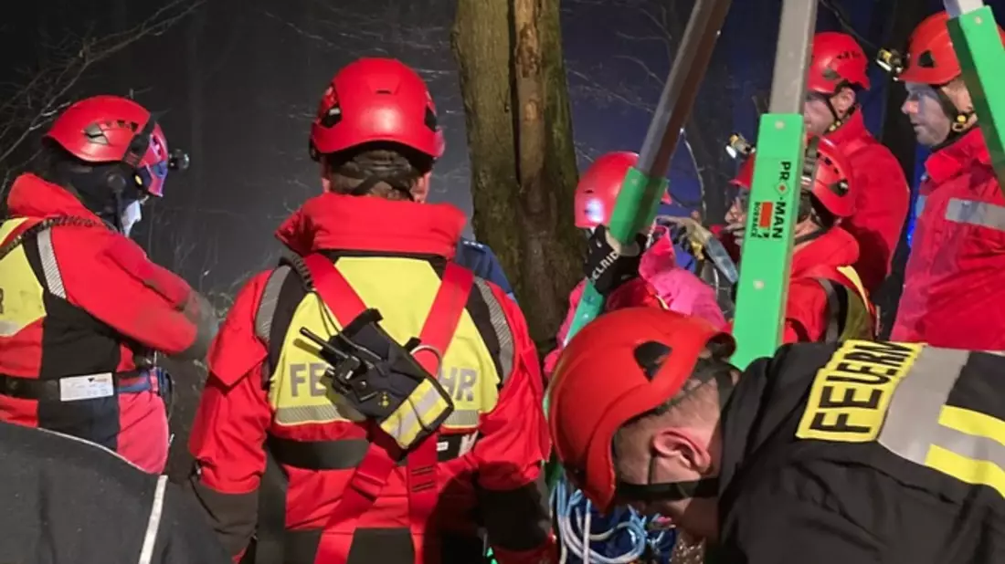 FW Minden: Feuerwehr und Polizei untersuchen unbekannte Gegenstände - Einsatz der Höhenrettungsgruppe Espelkamp - Bild: presseportal.de