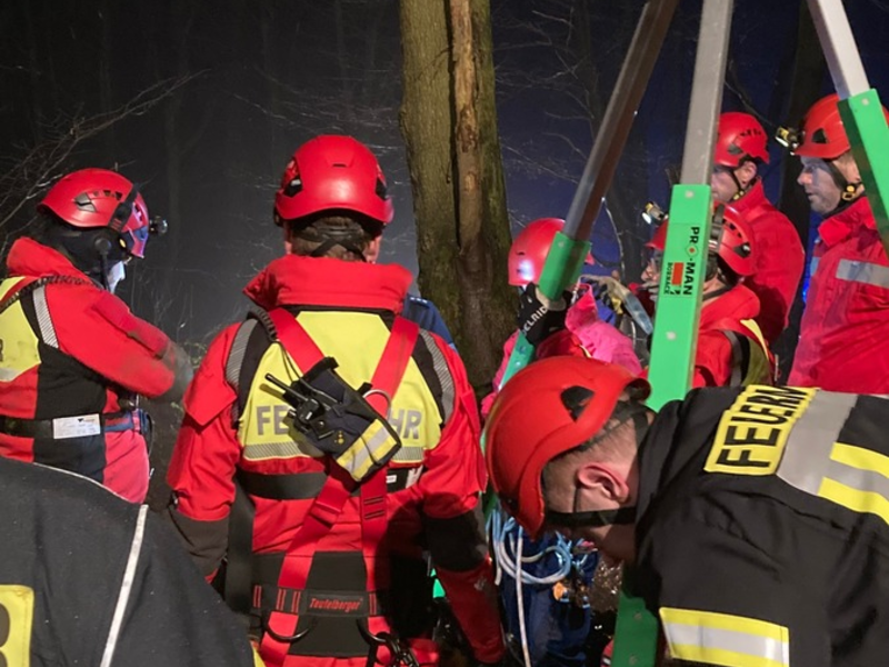 FW Minden: Feuerwehr und Polizei untersuchen unbekannte Gegenstände - Einsatz der Höhenrettungsgruppe Espelkamp - Foto: presseportal.de