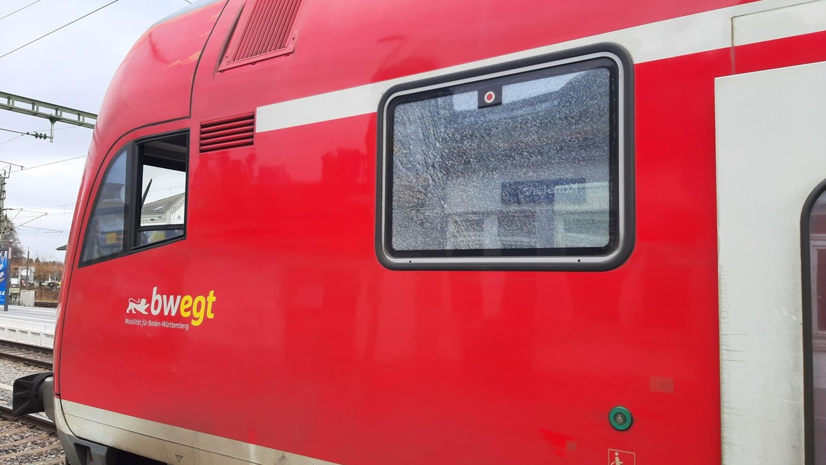 BPOLI-KN: Zeugen gesucht: Unbekannter bewirft Regionalexpress - Foto: presseportal.de