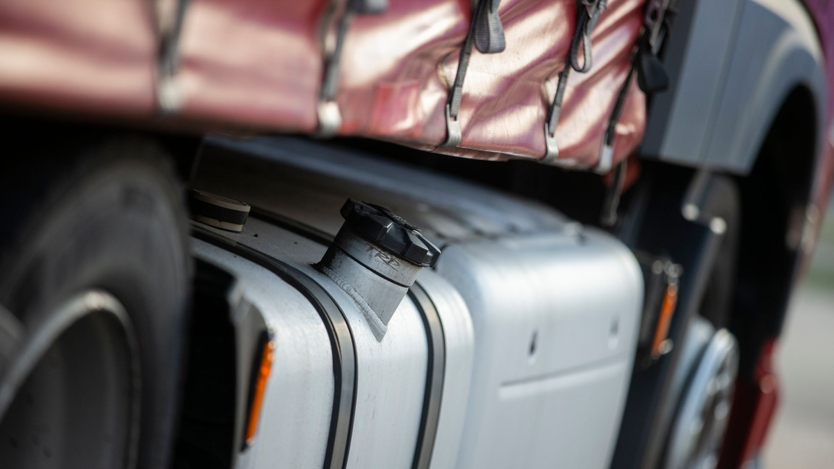 Im Koalitionsstreit über schärfere CO2-Standards für Lastwagen in der EU gibt es eine Einigung. - Foto: Thomas Banneyer/dpa