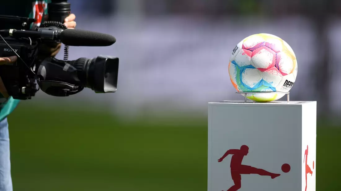 Die Debatte im deutschen Fußball über einen Investoren-Einstieg hält an. - Bild: Michael Schwartz/dpa