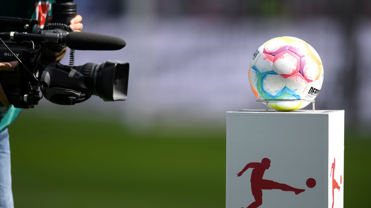 Die Debatte im deutschen Fußball über einen Investoren-Einstieg hält an. - Foto: Michael Schwartz/dpa