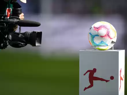 Die Debatte im deutschen Fußball über einen Investoren-Einstieg hält an. - Foto: Michael Schwartz/dpa
