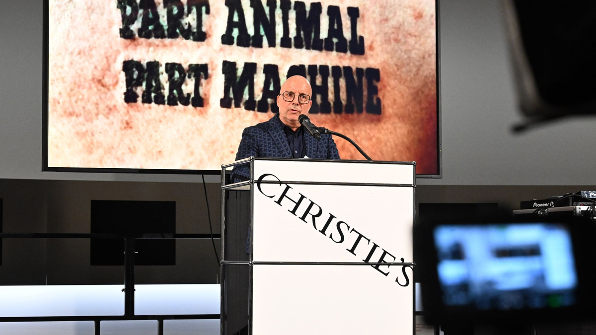 Kurator Bernhart Schwenk in der Pinakothek der Moderne in München bei der Eröffnung der Ausstellung «Flatz. Something Wrong with Physical Sculpture». - Foto: Felix Hörhager/dpa